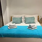 New Concept - 7 Minutes From The Pyramids - Center *