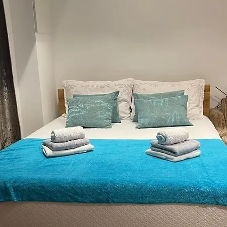 New Concept - 7 Minutes From The Pyramids - Center *